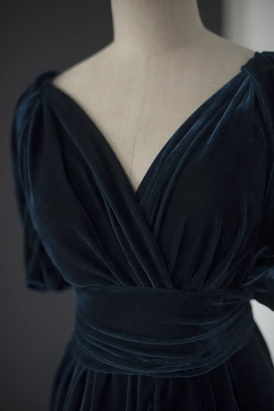 Jennifer-Taylor-vividity-behind-the-scenes-teal-dresses_003.webp