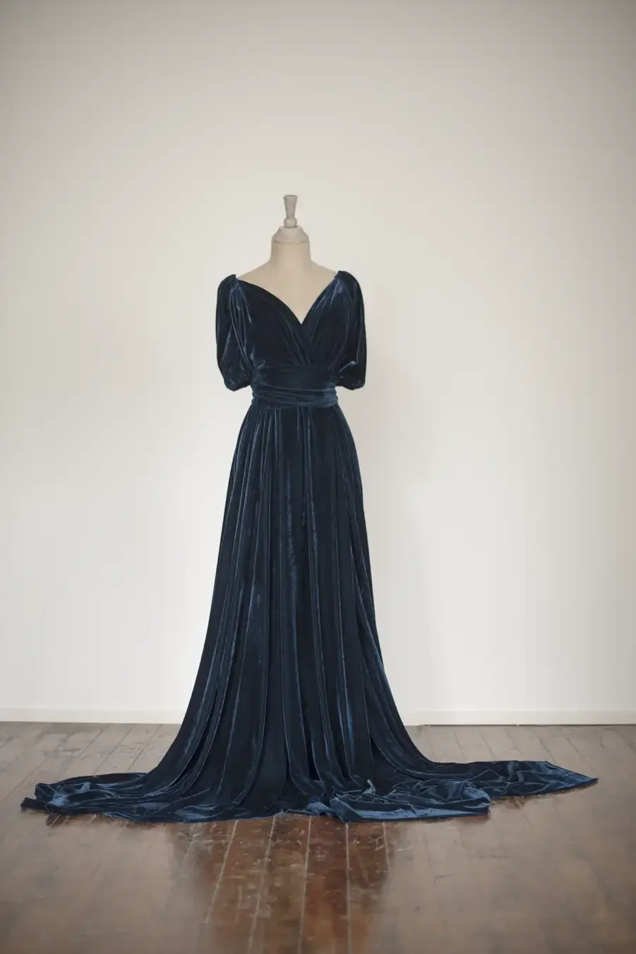 Jennifer-Taylor-vividity-behind-the-scenes-teal-dresses_001.webp