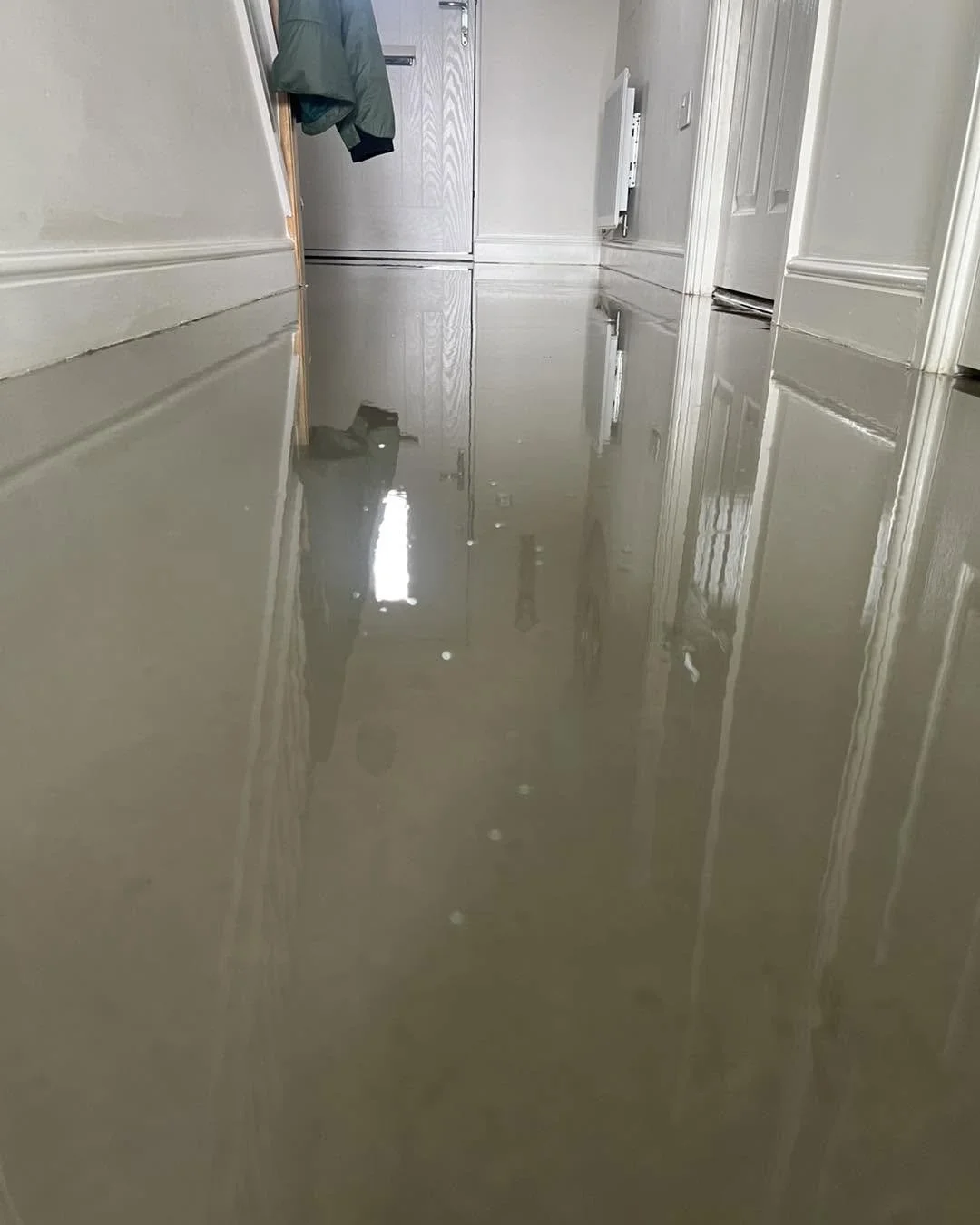 Freshly screeded hallway with white whalls