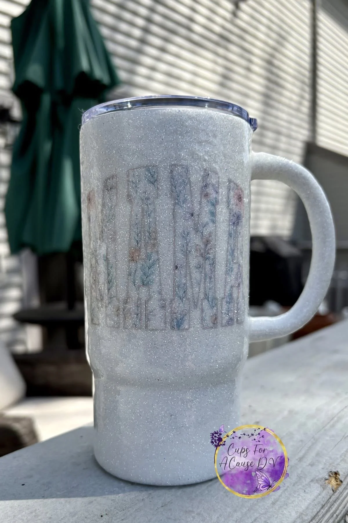 “Mama” on white glitter 16 oz handle