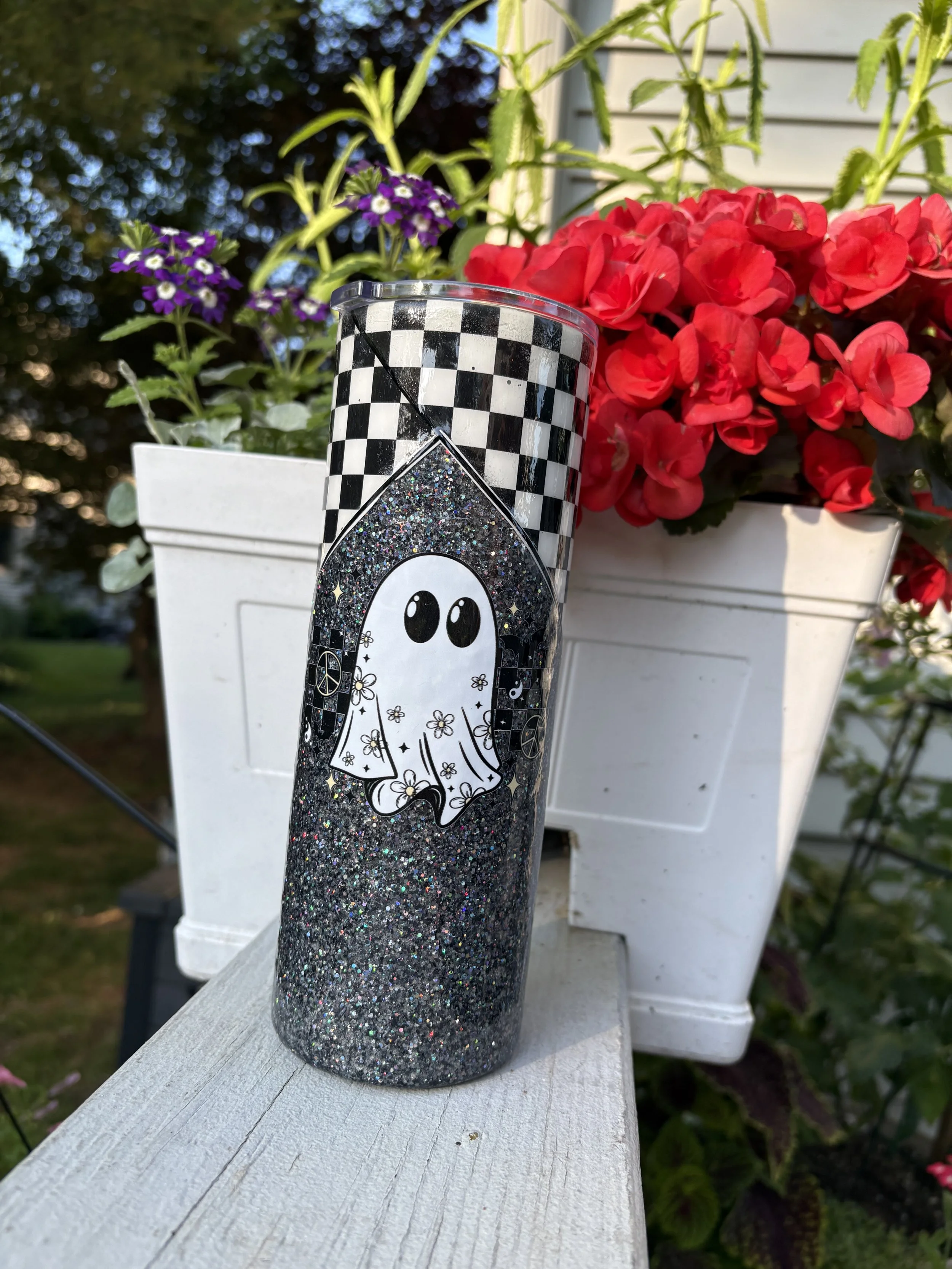 Black and white checkered on black glitter V split 20 oz