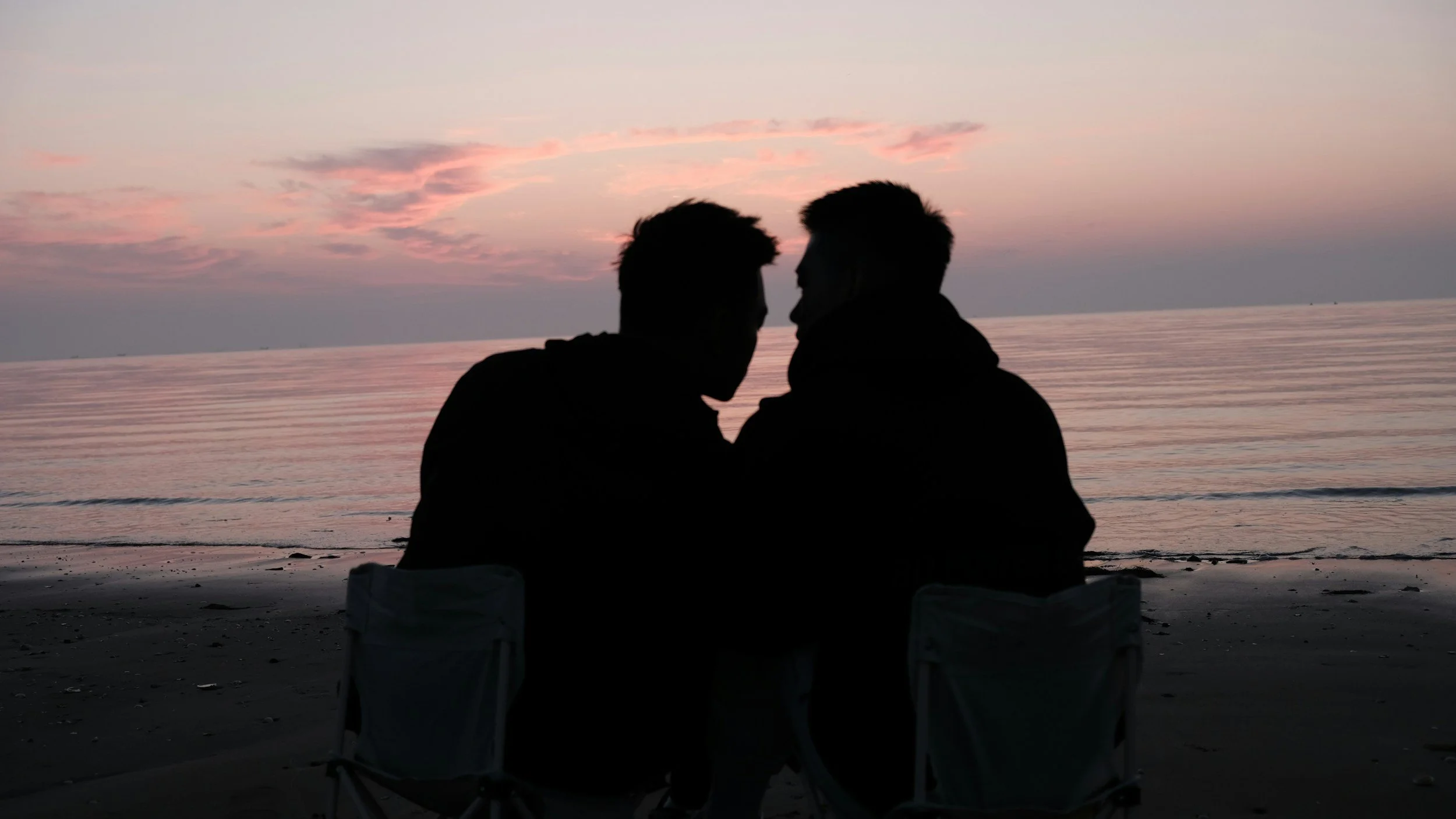 Two adults engaging in a calm connected conversation on a quiet resort terrace in Palm Springs after couples therapy session with Calming Tides Therapy