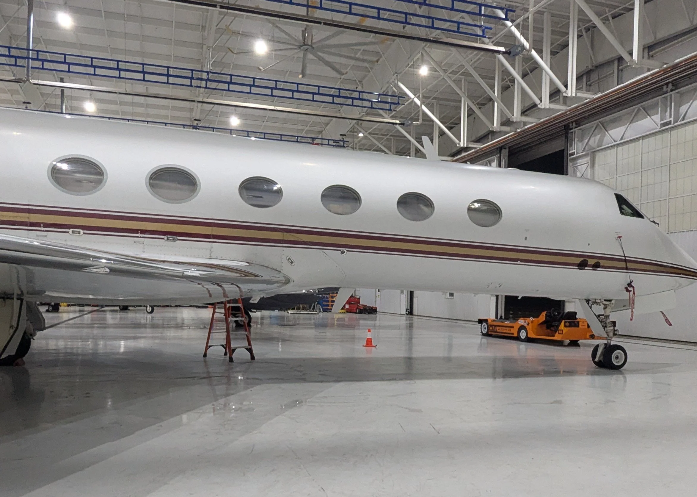 an express exterior wash for a jet in DAL Dallas Lovefield
