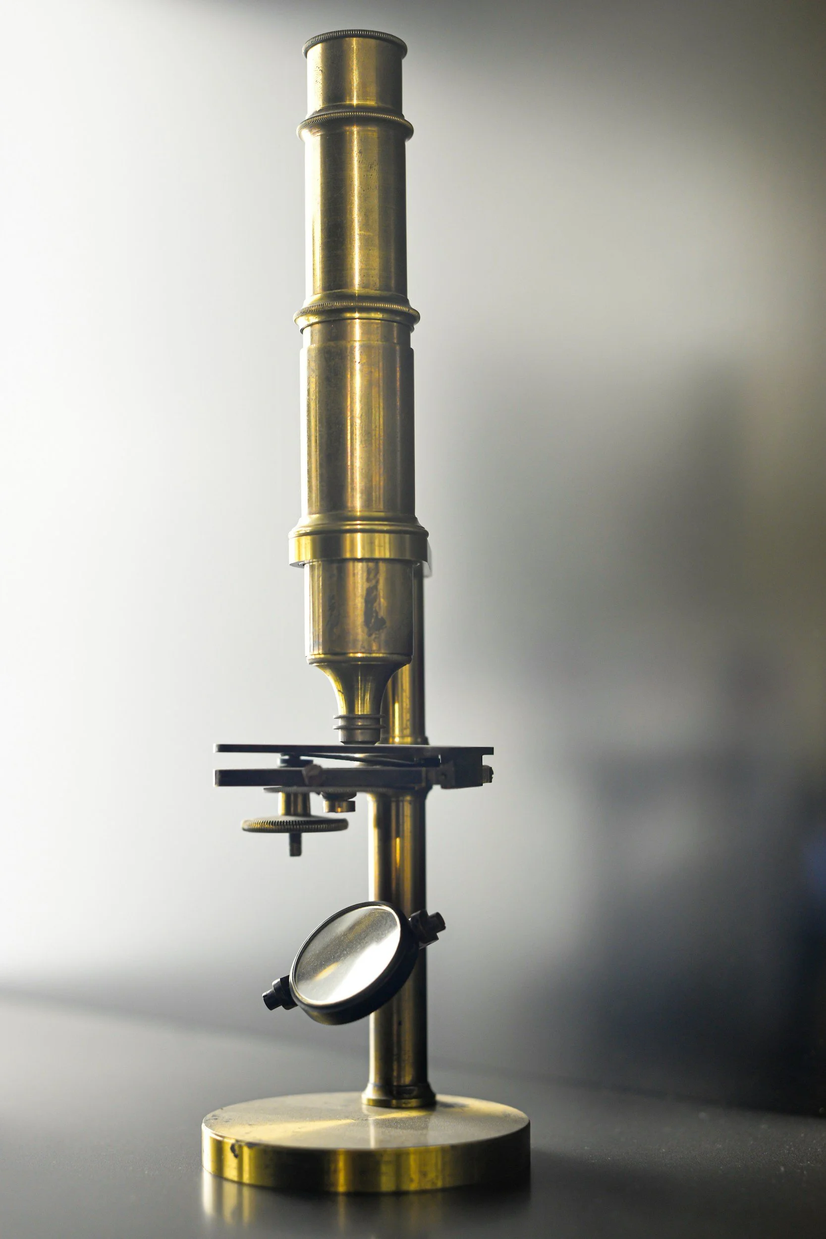 A minimalist metallic telescope on a clean gray backdrop, representing long-term financial vision, forward-looking strategic analysis, and clear cash flow forecasting.