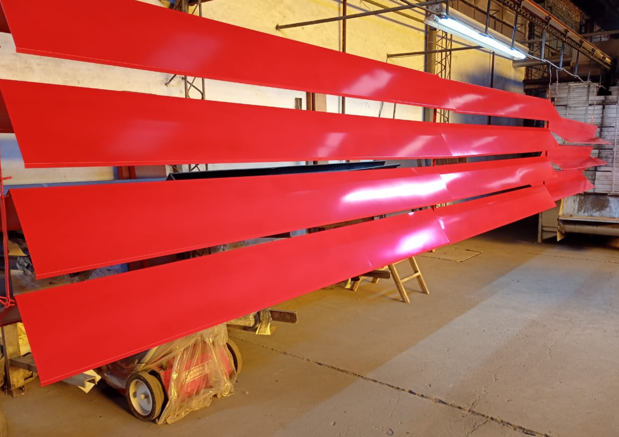 Terminación de pintura en polvo electrostatica. Color Rojo.