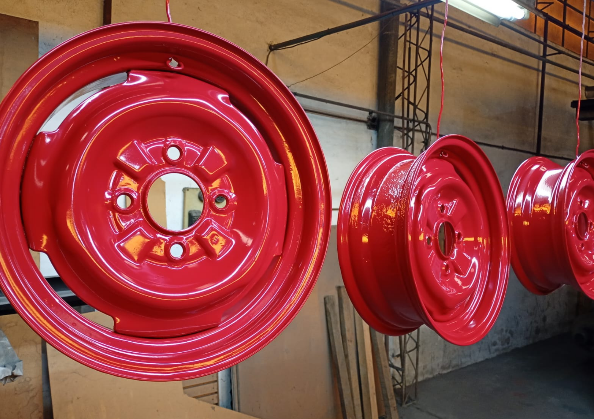 Terminación de pintura en polvo electrostatica. Color Rojo.