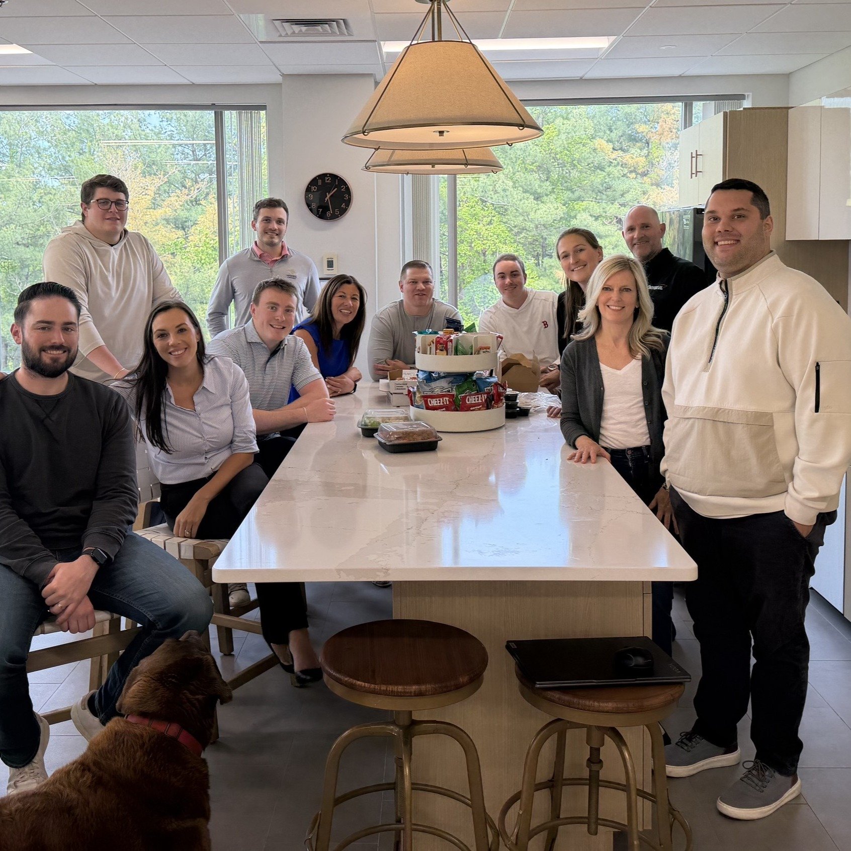 #FeelGoodFriday ☀️ 

What a way to wrap up the week and head into the long holiday weekend! 

A huge thank you to Ashley Bradburn and Katie Bates from @alliancefundinggroup for visiting the #UniversalFinance office today with lunch in hand and exciti