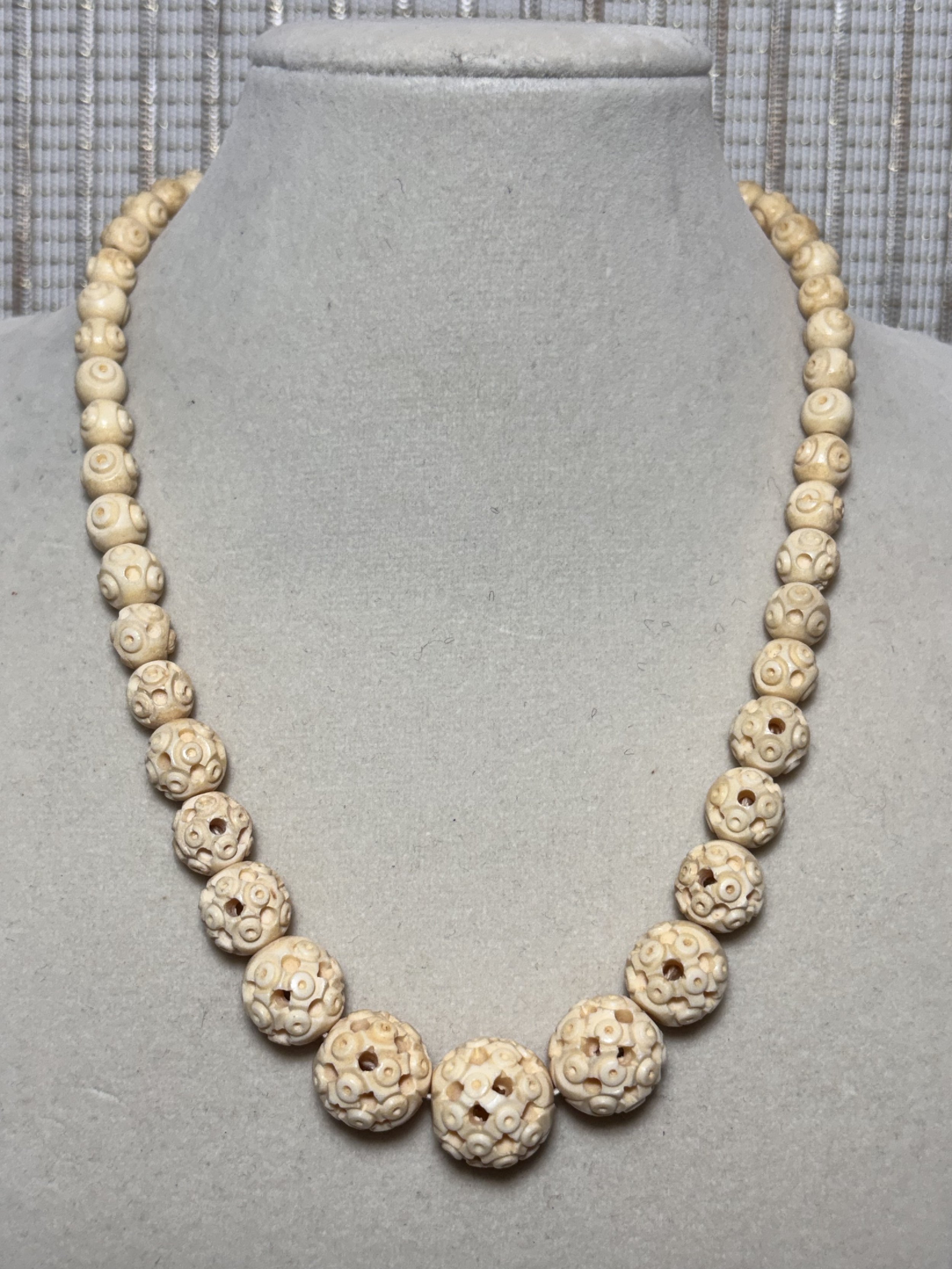 70sceluloidnecklace2.jpg