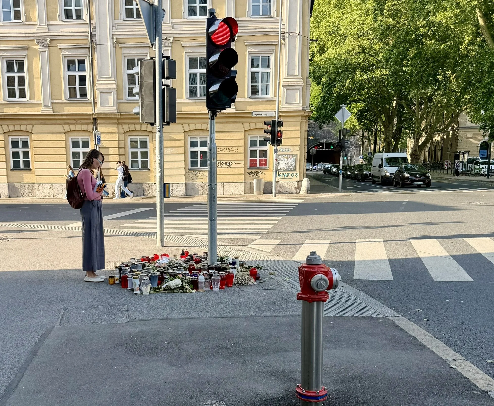 Umrla je peška, policija opozarja na slušalke