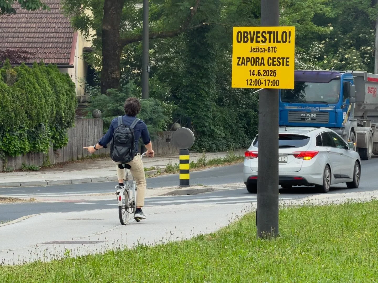 Bodi sprememba! 

Vožnja s kolesom ne onesnažuje okolja. Ne krade prostora. In ni le mobilnost. Je več kot potovanje od točke A do točke B. 

🏠 Ko zavije&scaron; na neznano ulico, je odkrivanje mesta. 
🙋&zwj;♂️ Ko sreča&scaron; prijatelja, je druže