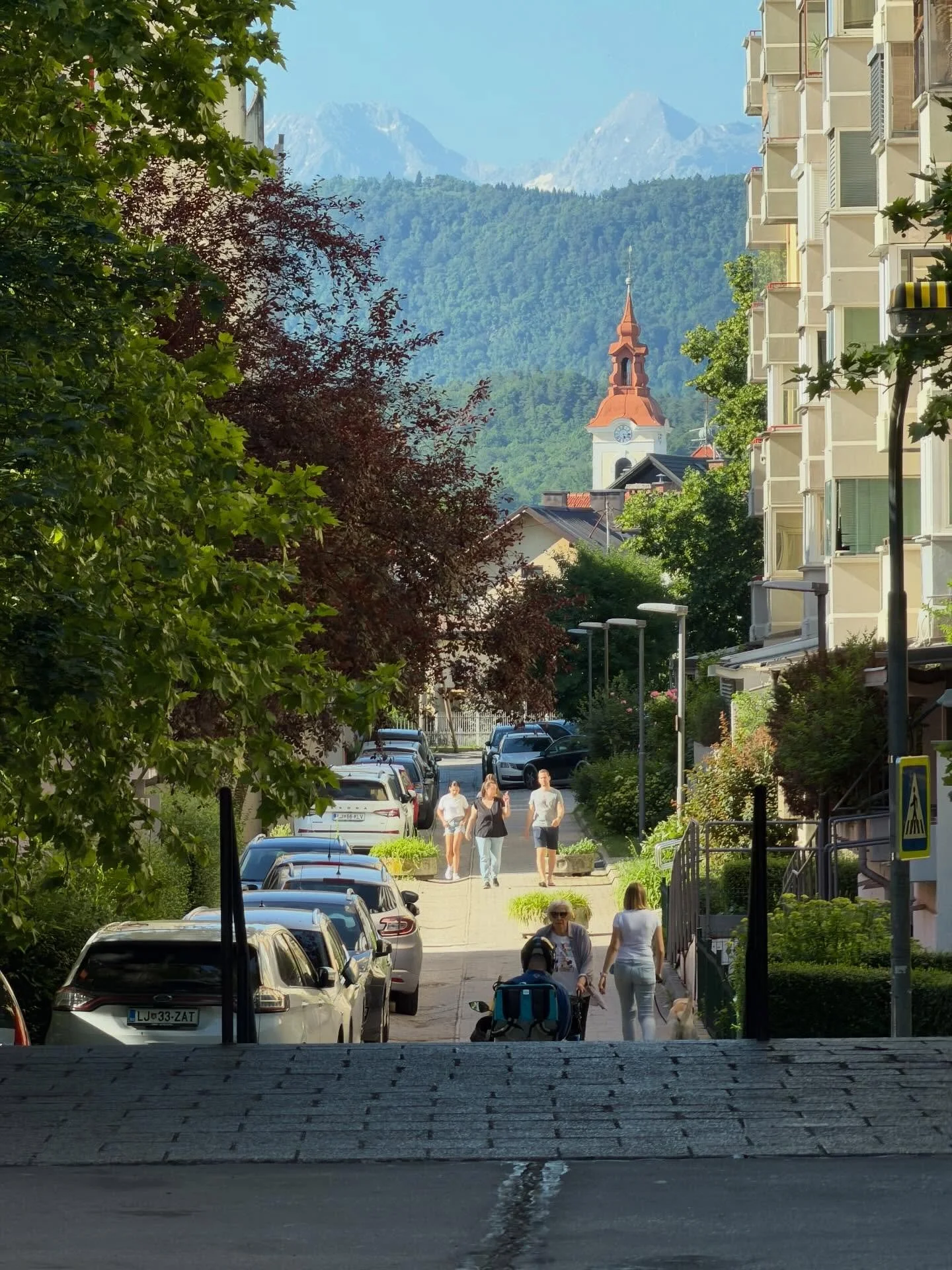 🌁 To bi moral biti čudovit pogled brez avtomobilov, vendar ni. Avtomobil na pločniku je nekaj tako vsakdanjega, da se družbi ne zdi smiselno ukrepati. Veliko lažje je s prstom pokazati na &ldquo;predrznega&rdquo; kolesarja ali &ldquo;neprevidnega&rd