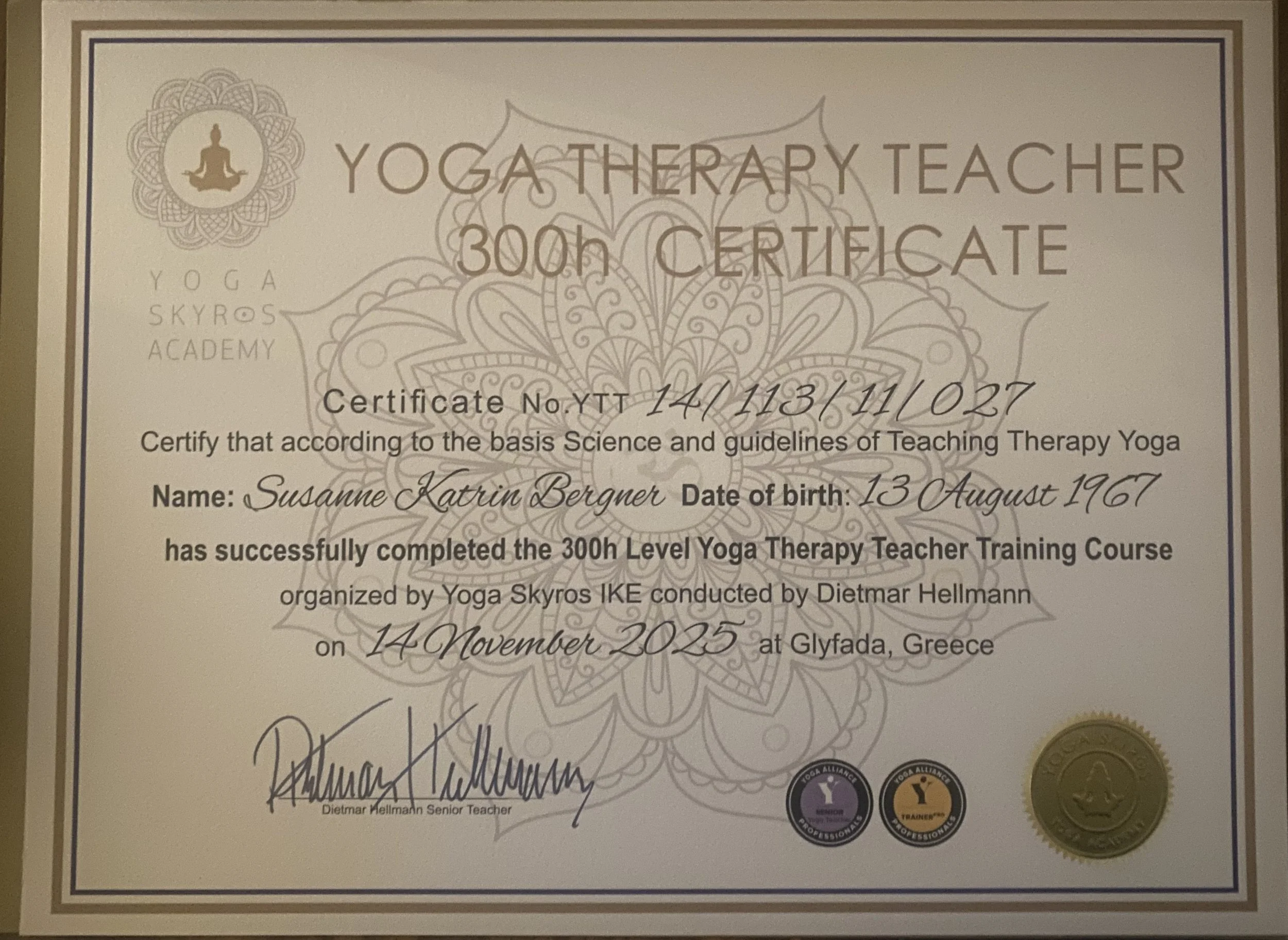 Zertifikat für einen Yoga-Therapie-Lehrer Kurs, verliehen an Susanne Katrin Bergner am 14. November 2025 in Glykada, Griechenland.