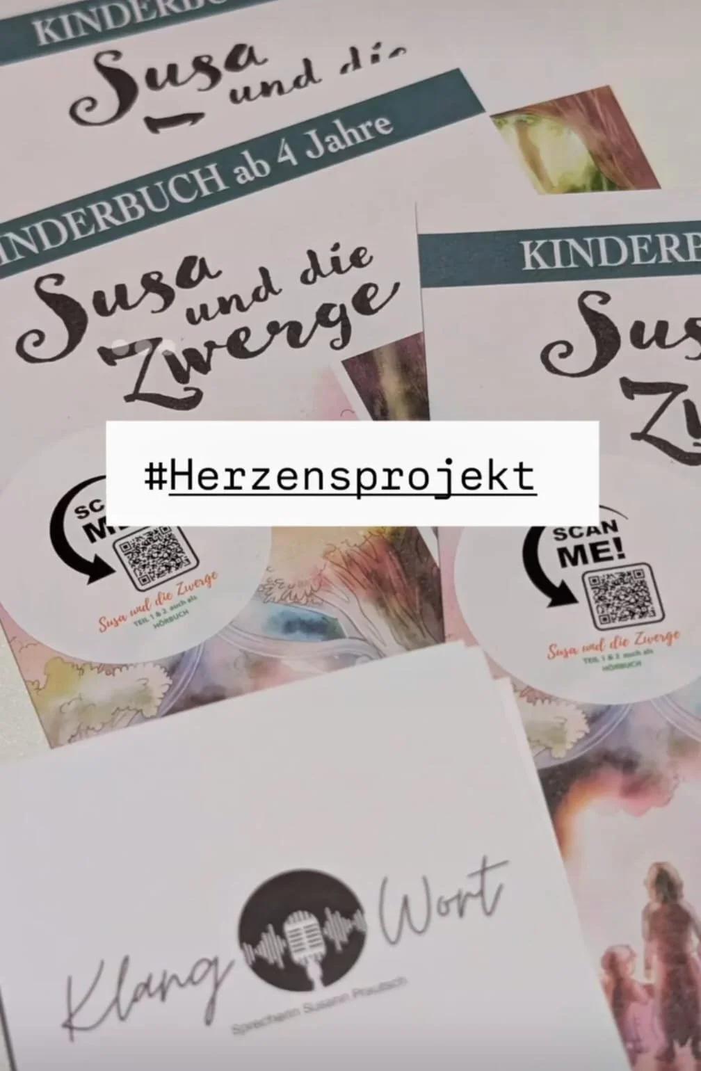 Briefe und Flyer für ein Kinderbuchprojekt mit dem Titel 'Susaa und die Zweige', inklusive QR-Codes für weitere Informationen, auf Deutsch.