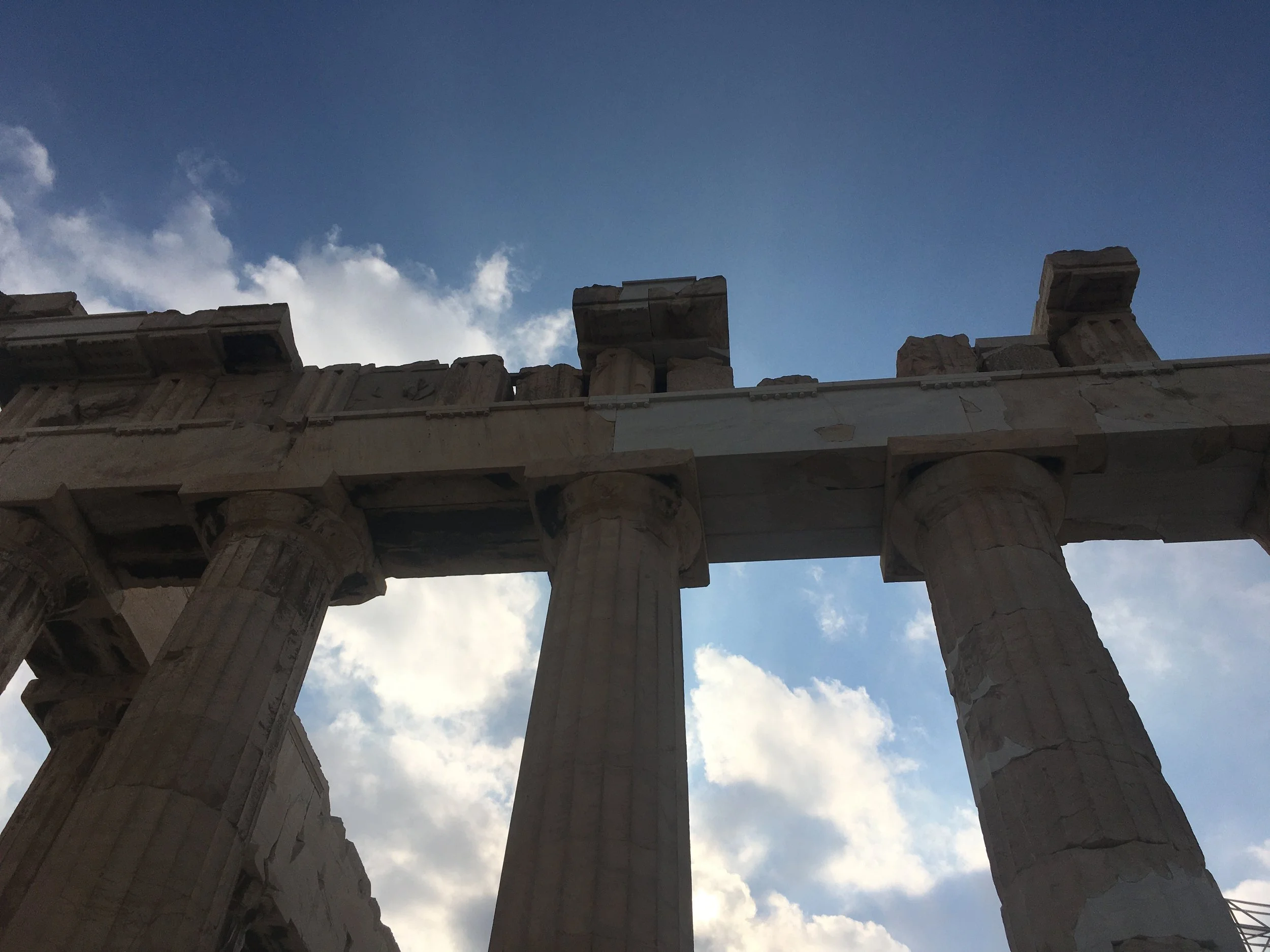 Architekturfragmente aus der antiken griechischen Tempelruine bei Sonnenlicht, Blick nach oben gegen den Himmel.