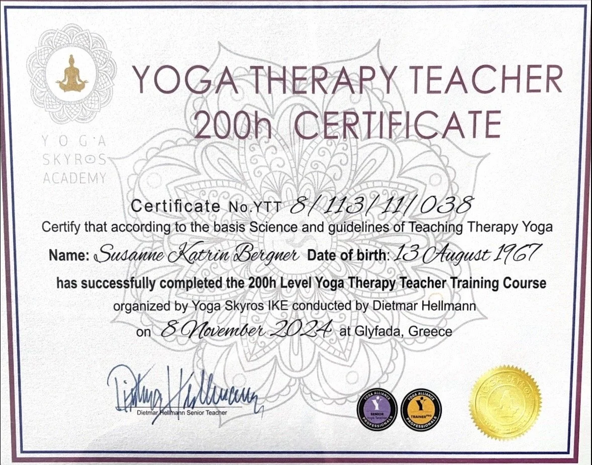 Zertifikat für Yoga-Therapie-Lehrer, ausgestellt an Susanne Katrin Bergner, für die erfolgreiche Absolvierung des 200-Stunden-Training-Kurses bei Yoga Skyros IKE im November 2024 in Griechenland.