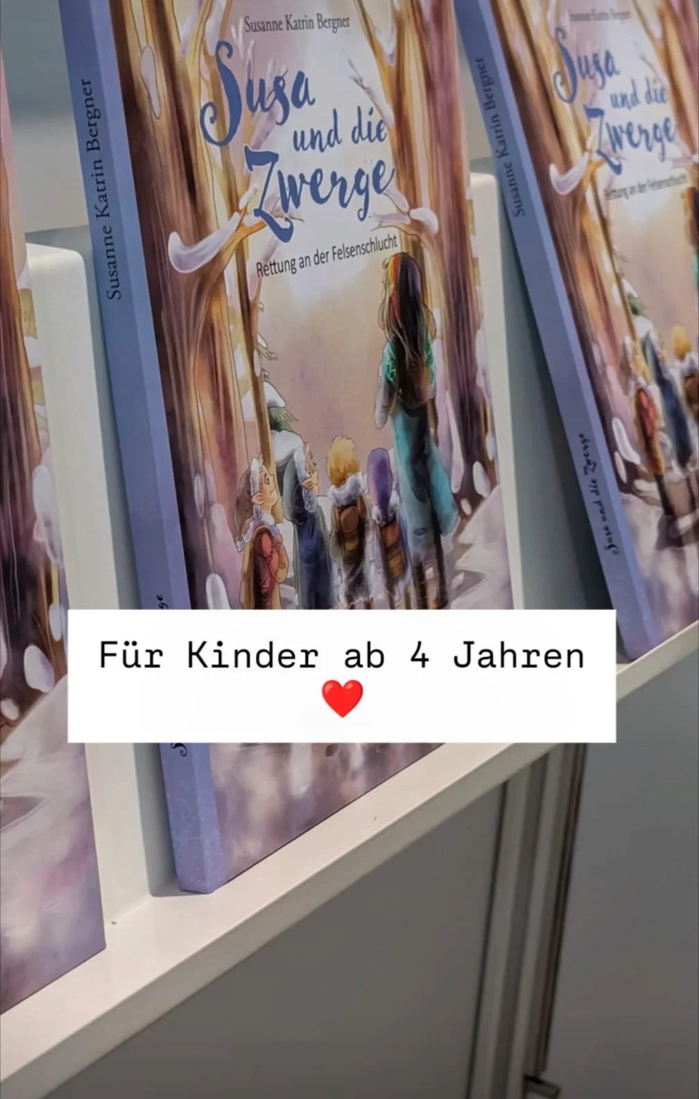 Buchcover des Buches 'Lysa und die Zwerge' von Susanne Katrin Berger, das eine Illustration von einer Frauenfigur und Zwergen in einem magischen Wald zeigt.