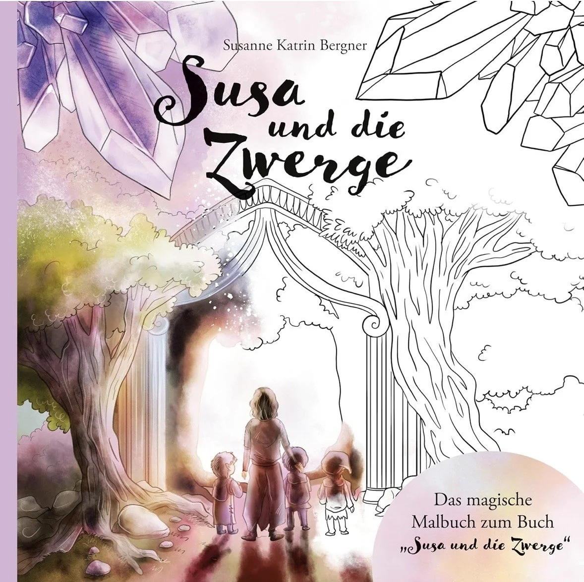 Buchcover mit handgezeichnetem Illustration einer Szene mit einer Frau und vier Kindern, umgeben von großen Bäumen und Kristallen, teilweise farbig, teilweise schwarz-weiß, mit französischem Text. Der Titel lautet "Susa und die Zwerge".