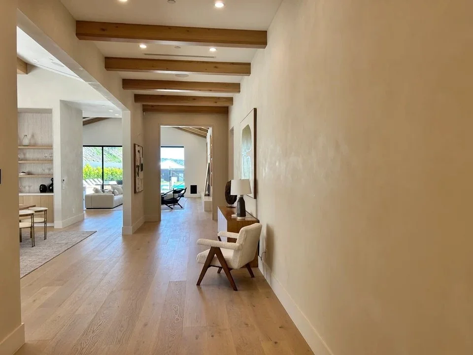 venetian-plaster-hallway-wood-beams.jpeg