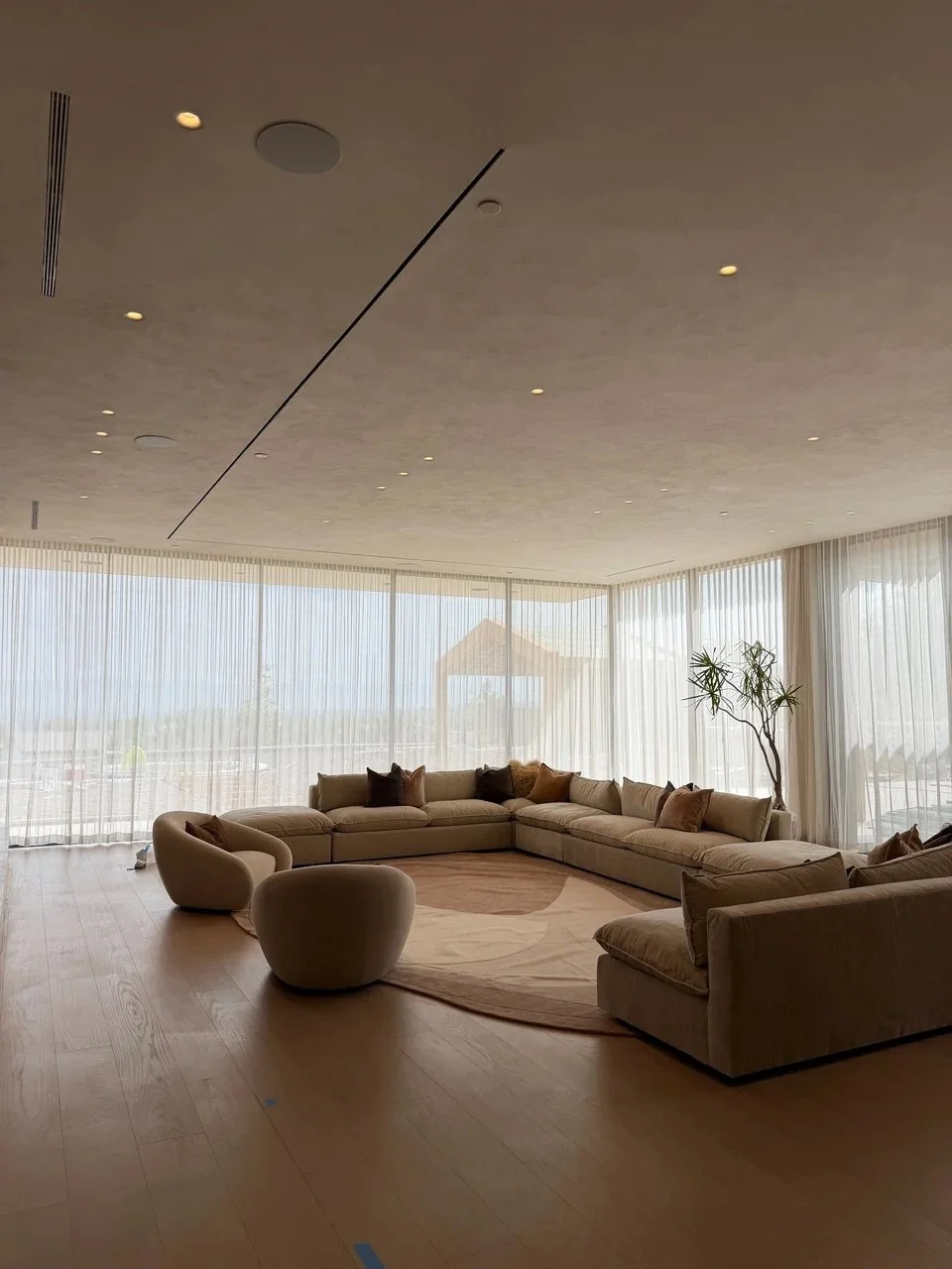 venetian-plaster-living-room-ceiling-los-angeles-california-wall-design.jpeg