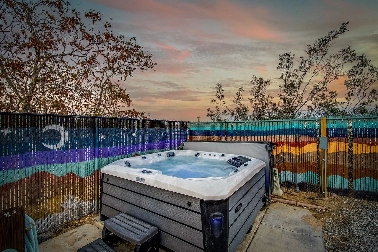 📍 Desert Dreams &amp; Starry Nights

Escape the ordinary and unwind in this magical desert oasis&mdash;where string lights glow, fire pits crackle, and hot tubs soothe under painted skies. ✨🌵

Who&rsquo;s ready for some serious relaxation?

📍Joshu