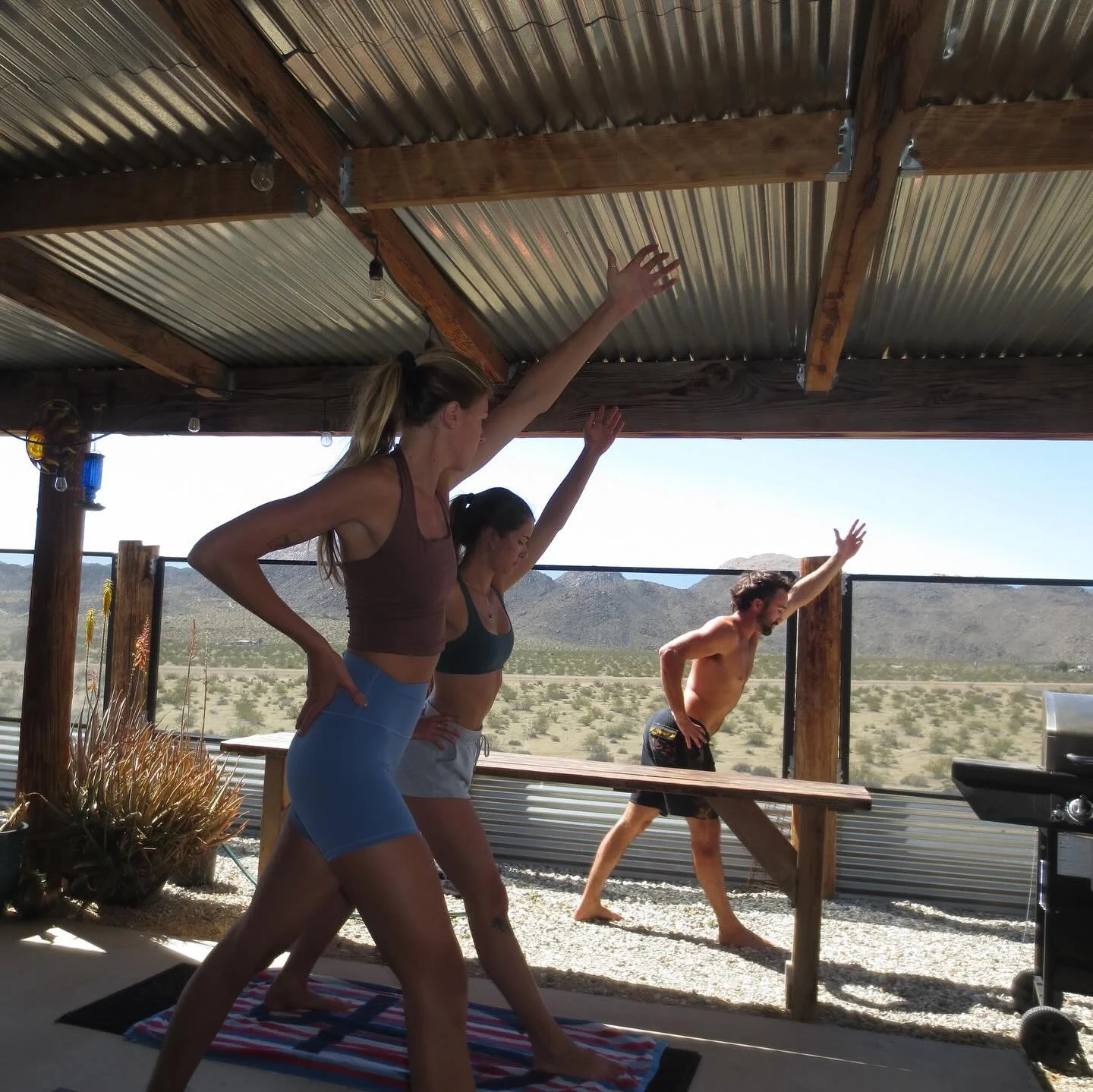 Just a perfect yoga day with your best friends with a perfect backdrop! Oh and there are people playing the wooden clarinet too 😂🙌

#joshuatree #desertvibes #weekend #forthehomies #california #29palms #yucca #yoga #retreat #fluteplayer