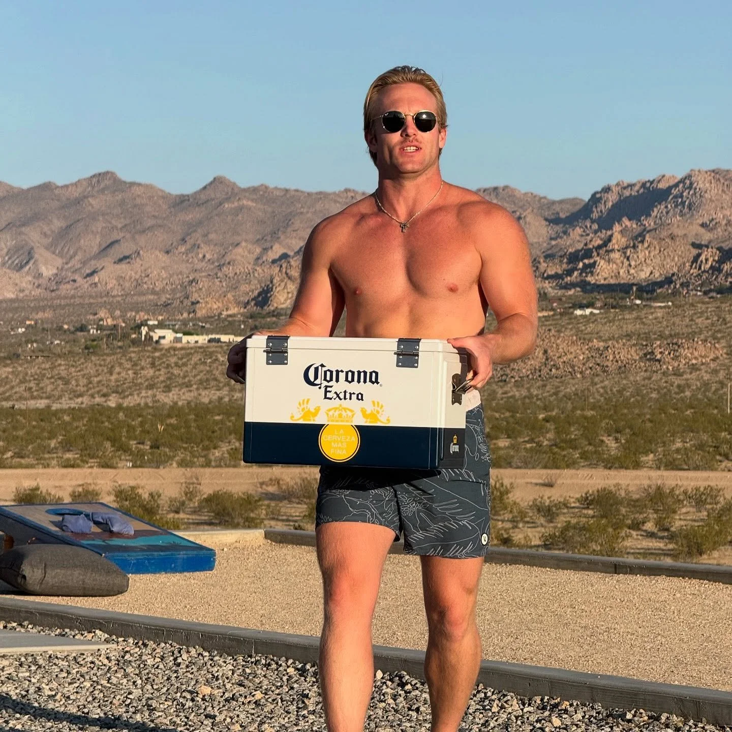 Struttin into the weekend at @jtsapphirehaven! 

#joshuatree #desertvibes #corona #weekend #forthehomies #california #29palms #yucca #thatviewthough