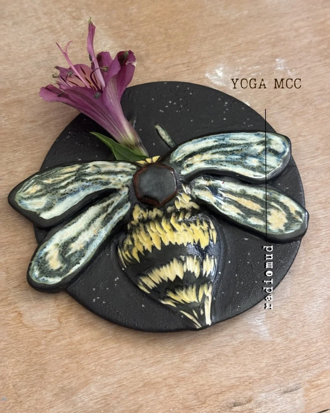 Sneak-a-Peek 👀
New #Radiomud Drops
⏬ 
@yogamcc Boutique
📍Marda loop, Calgary, AB

🐝 Bee Mugs + Hanging Flower Vases
🪶 Feather Tumblers + Ramen Bowls
☕️ Espresso Cups + Coffee Pour-Over

My latest ceramic creations are waiting for you 😘

#yycpott