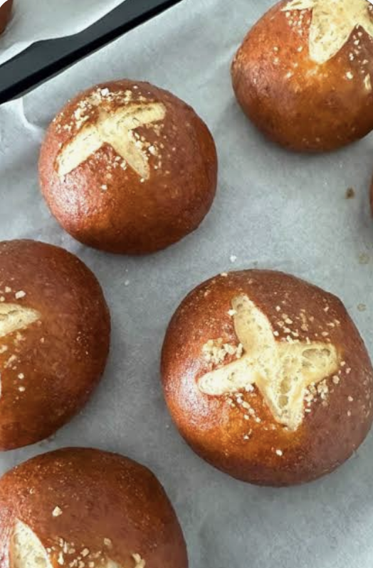 pretzel rolls.png