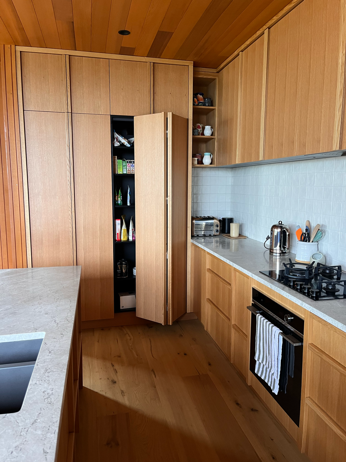 Oak Kitchen / Kūaotunu, 2025.
