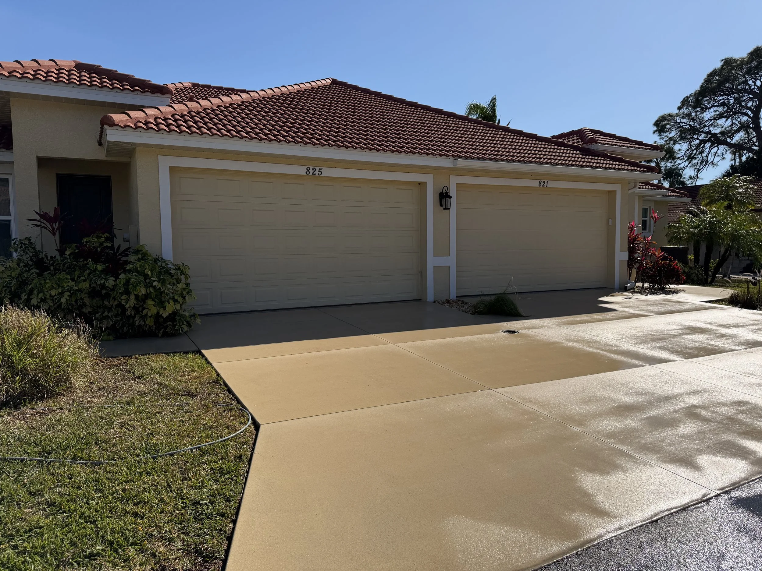House with clean driveway that was just pressure washed