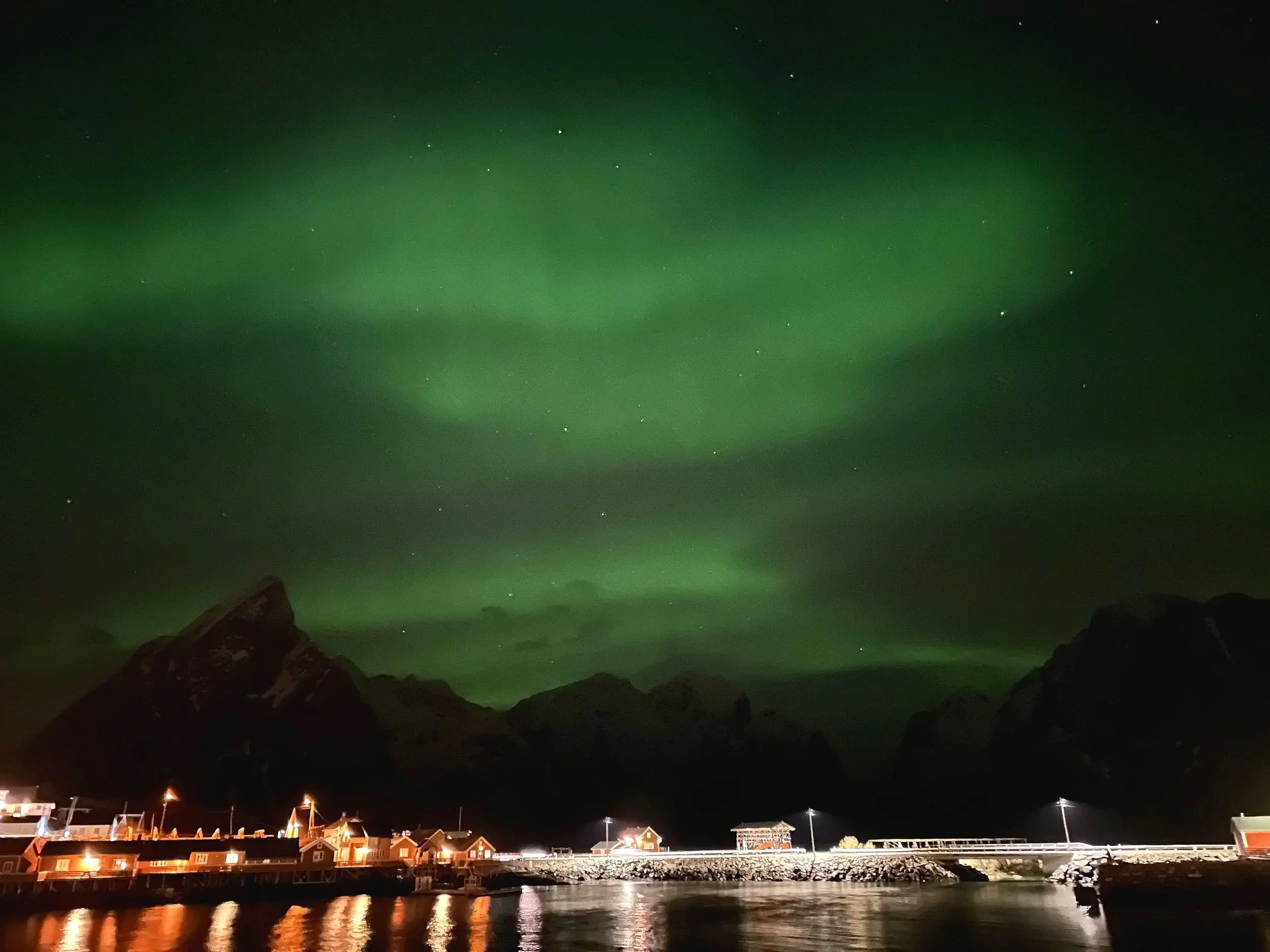 Early march, Northern lights outside our cabin in Norway, Lofoten (罗浮敦群岛, 挪威)