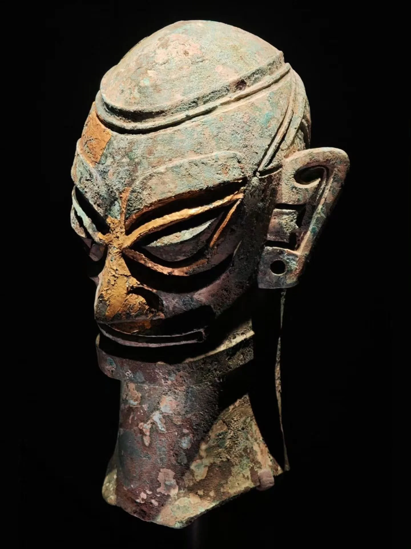 三星堆得名于其独特的地理地貌。遗址所在地有三个起伏相连的黄土堆，与北面的一道月亮湾台地遥相呼应，在当地形成了&ldquo;三星伴月&rdquo;的景观。考古学者正是以此本已存在的当地村落地名，来命名这一震惊世界的古蜀文明遗址。
&bull;
#china #三星堆 #古蜀文明 #exhibition #gallery