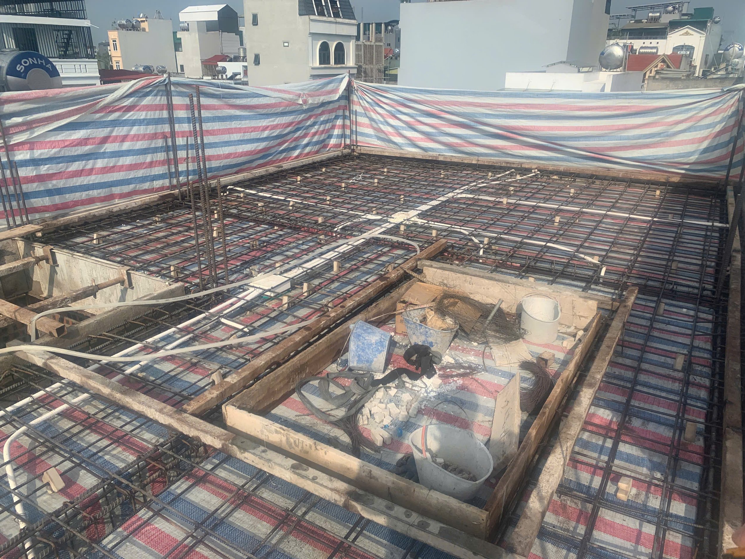 Thi công sàn tầng 2 nhà phố Hà Đông