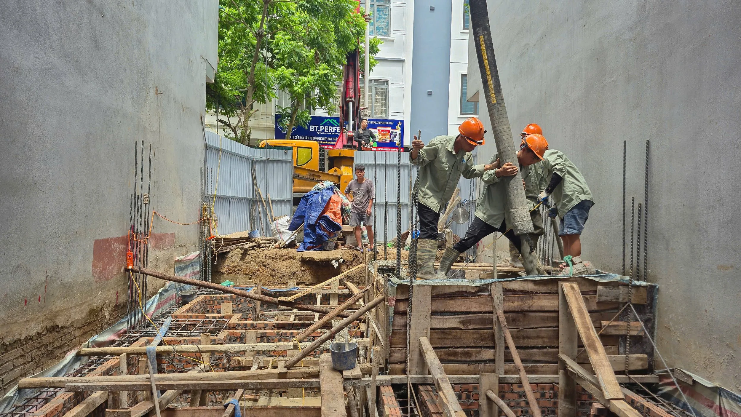 Đổ bê tông móng nhà phố Hà Đông