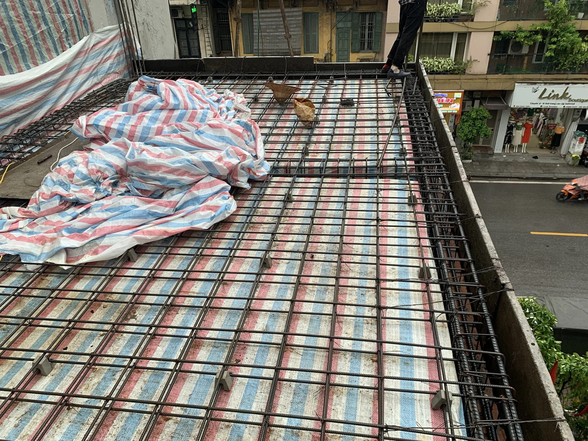 Thi công sàn tầng 3 nhà phố Khâm Thiên - ảnh 2