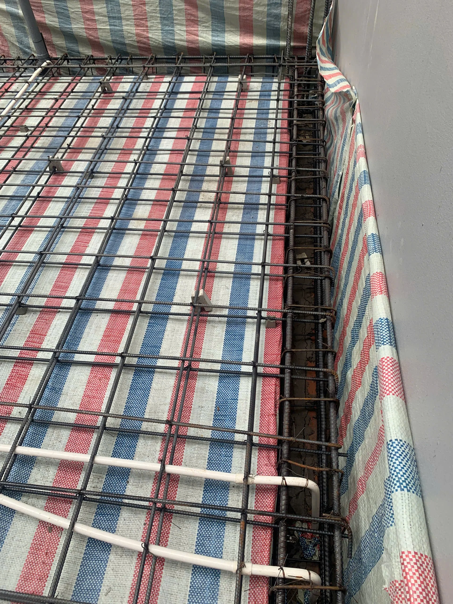 Thi công sàn tầng 2 nhà phố Hà Đông
