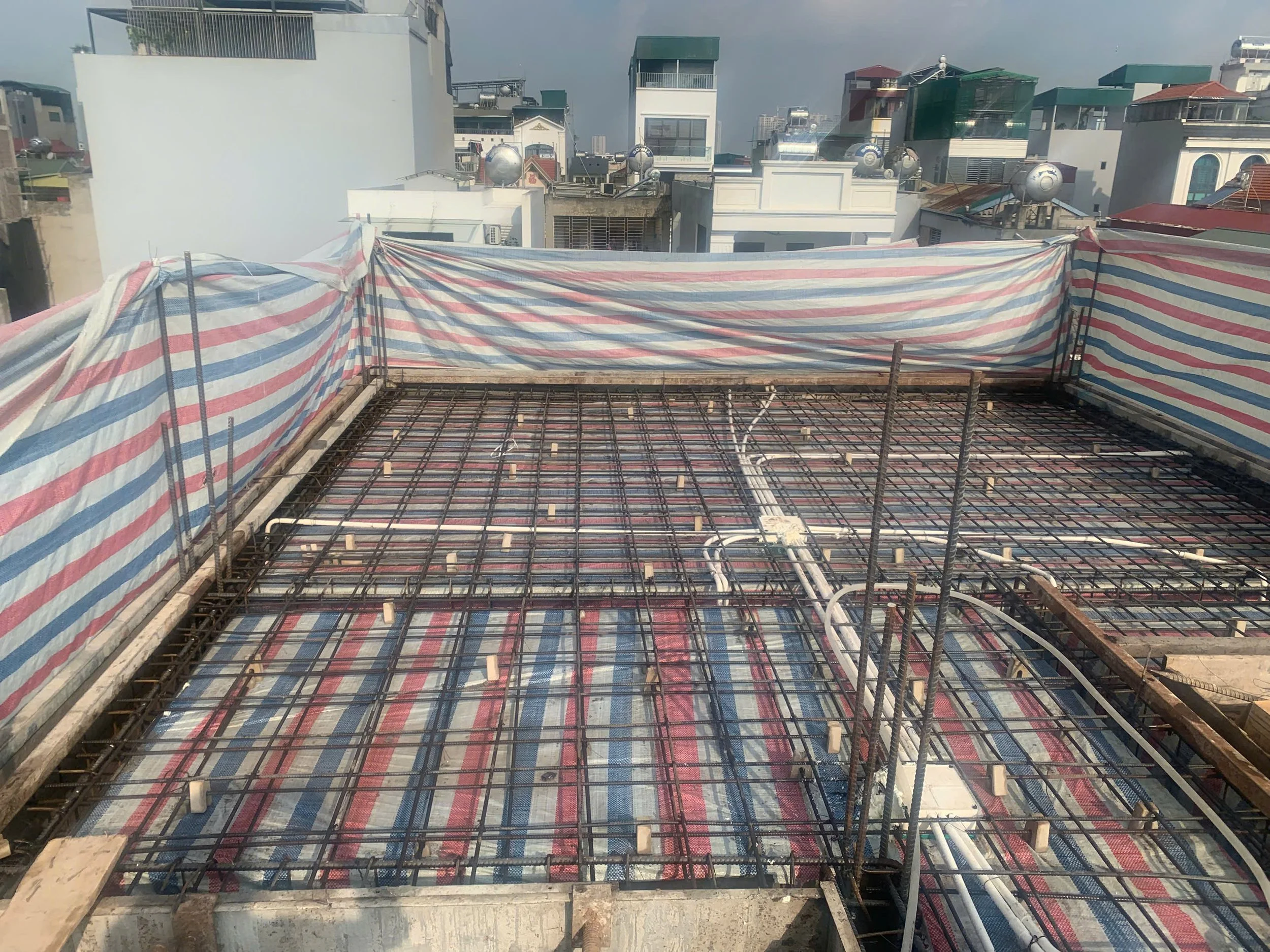 Thi công sàn tầng 2 nhà phố Hà Đông