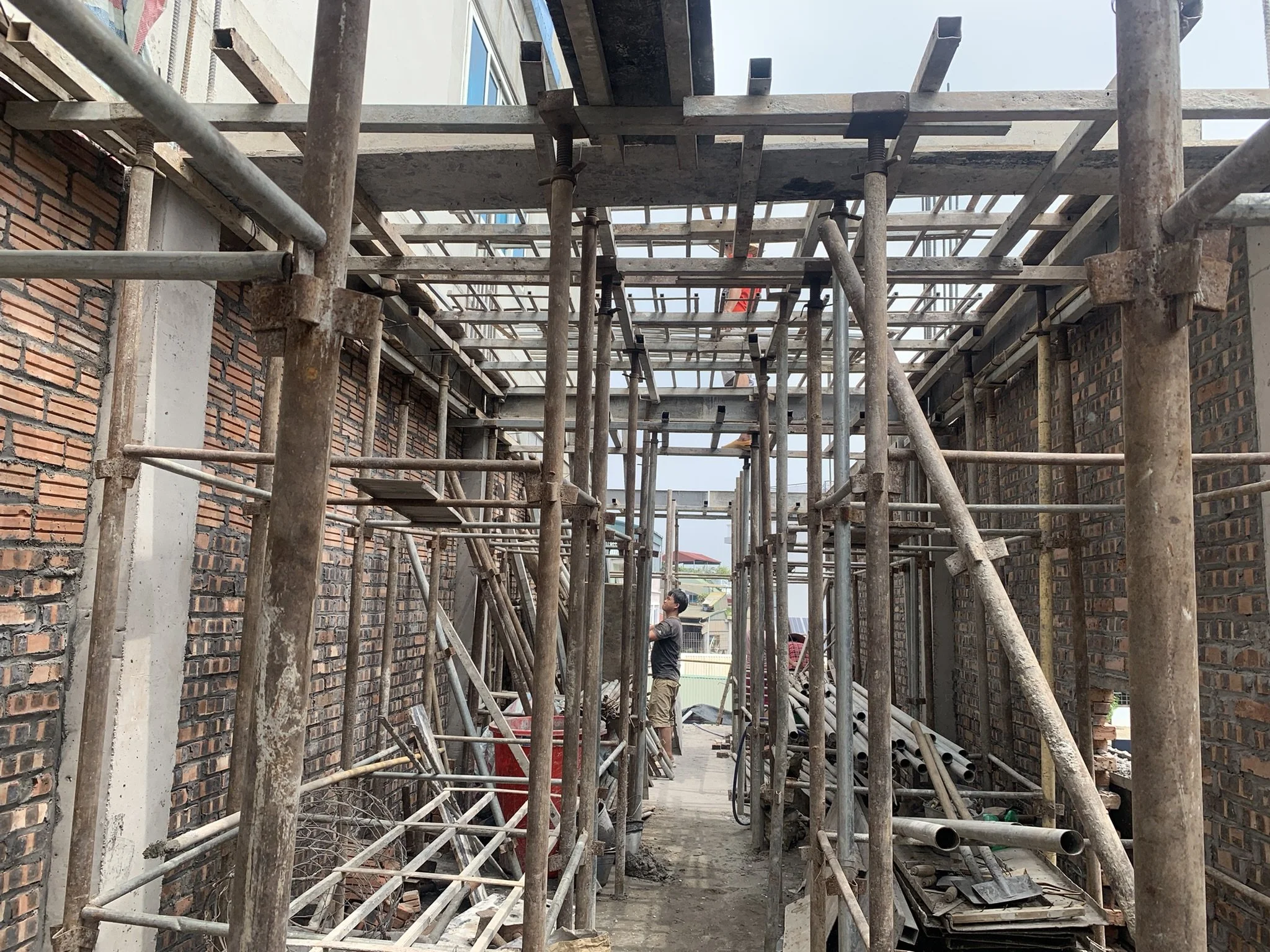 Thi công sàn tầng 4 nhà phố Khâm Thiên - ảnh 2