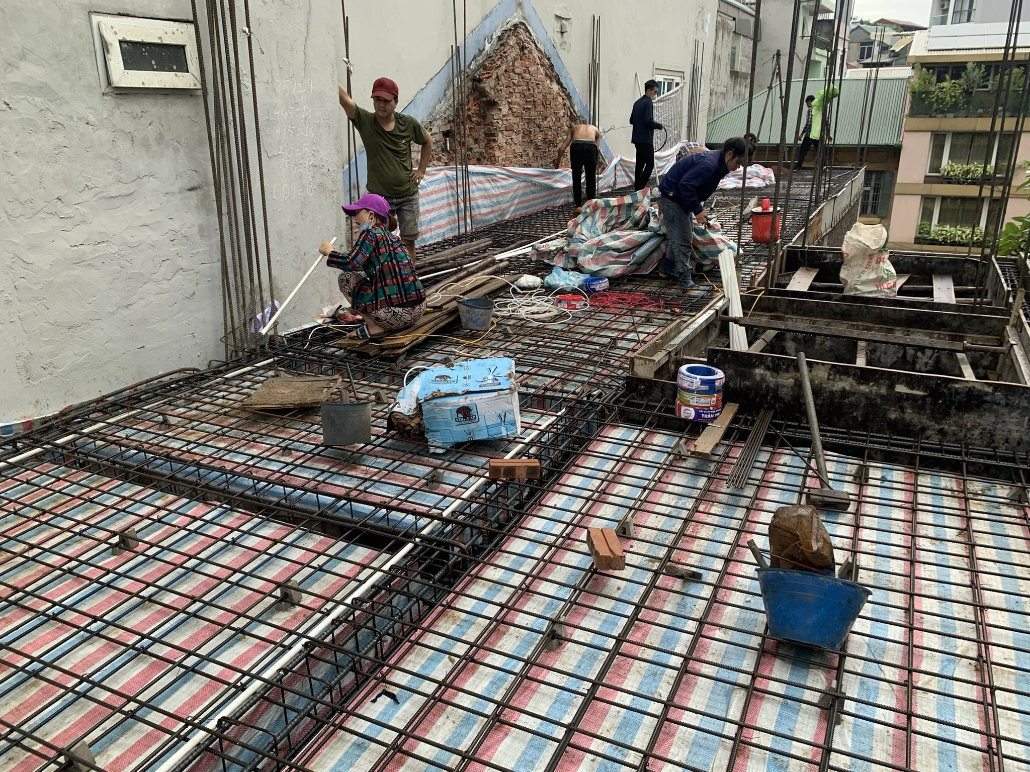 Thi công sàn tầng 3 nhà phố Khâm Thiên - ảnh 3