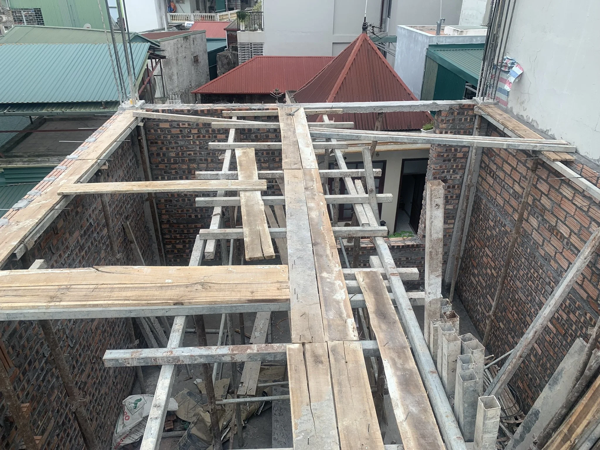 Thi công sàn tầng 4 nhà phố Khâm Thiên - ảnh 3