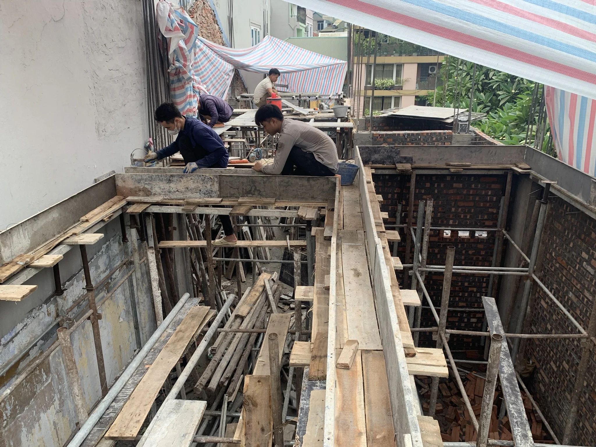 Thi công sàn tầng 2 nhà phố Khâm Thiên - ảnh 3
