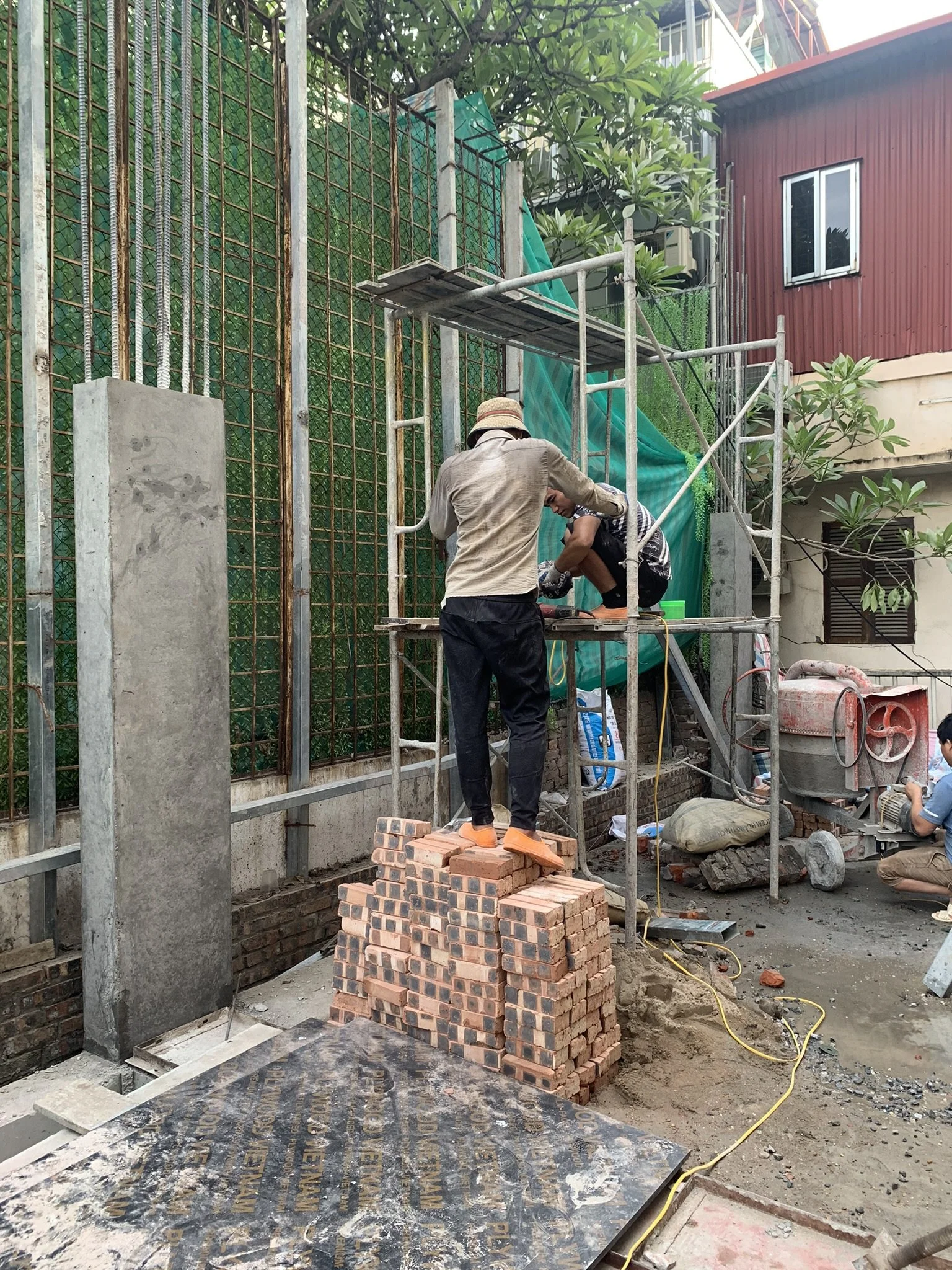 Thi công sàn tầng 2 nhà phố Khâm Thiên - ảnh 2