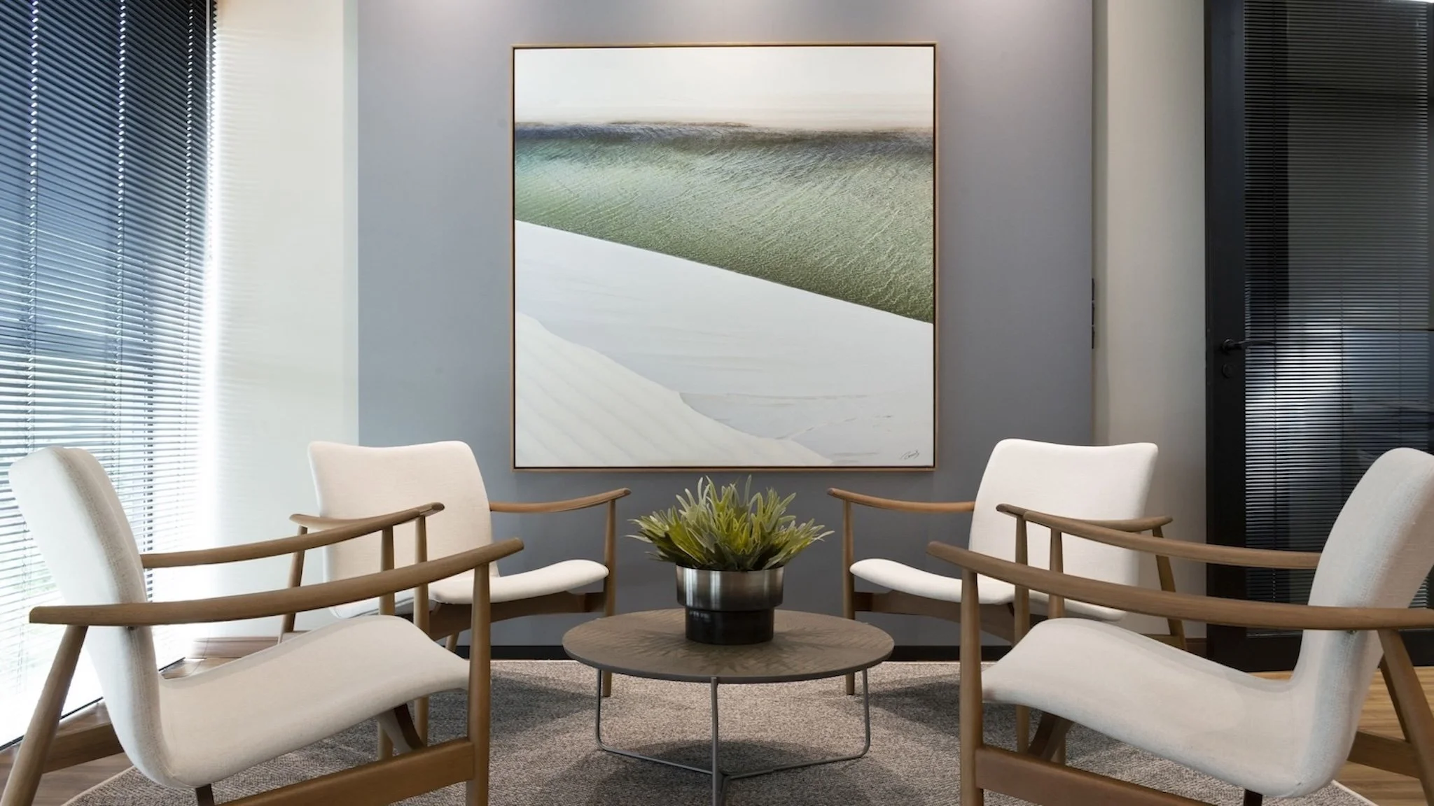 Sala de reunião, ambiente contemporâneo com obra Fine Art de Alexandre Lemos