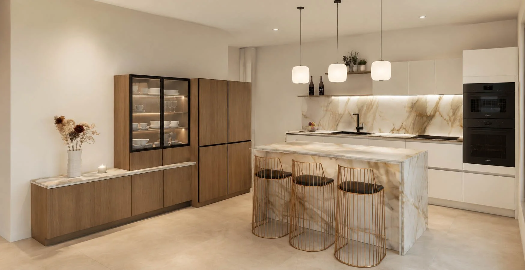 Cuisine moderne avec îlot en marbre beige et gold, armoires blanches, murs en marbre beige clair, meubles en bois, banquettes en métal doré, éclairage suspendu blanc