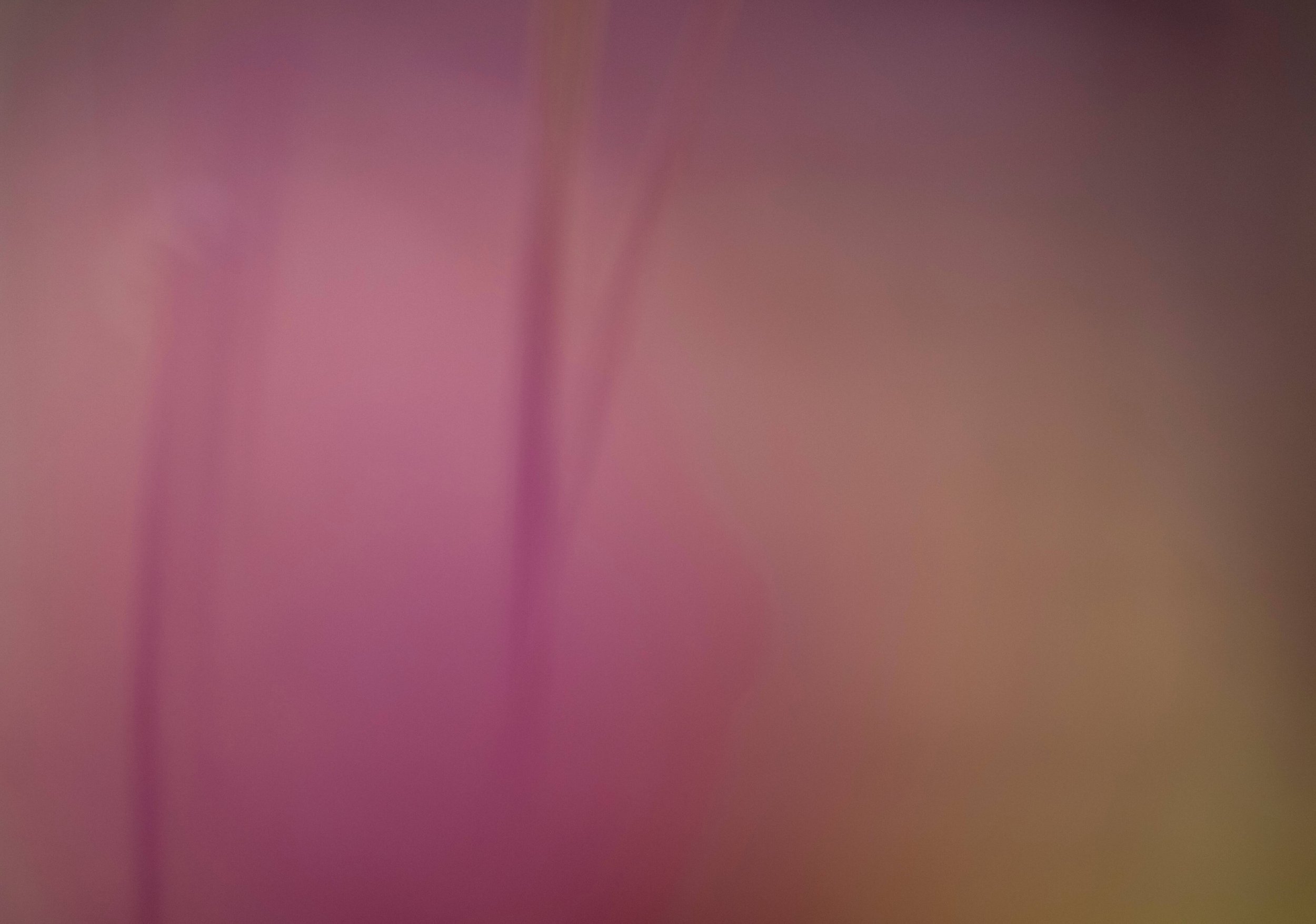 Unscharfer, pinkfarbener Hintergrund mit Farbverläufen.