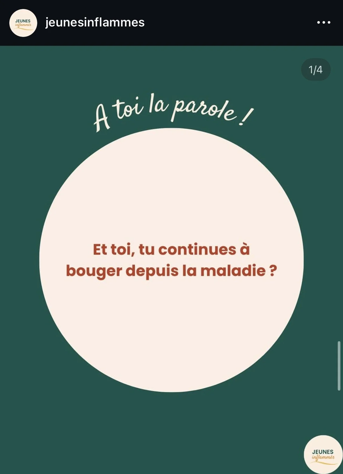Image de publication Instagram avec un cercle beige sur un fond vert foncé. Le texte dans le cercle demande: 'Et toi, tu continues à bouger depuis la maladie ?' et en haut, écrit 'A toi la parole !'. Logo en bas à droite avec le texte 'Jeunes Inflammés'.