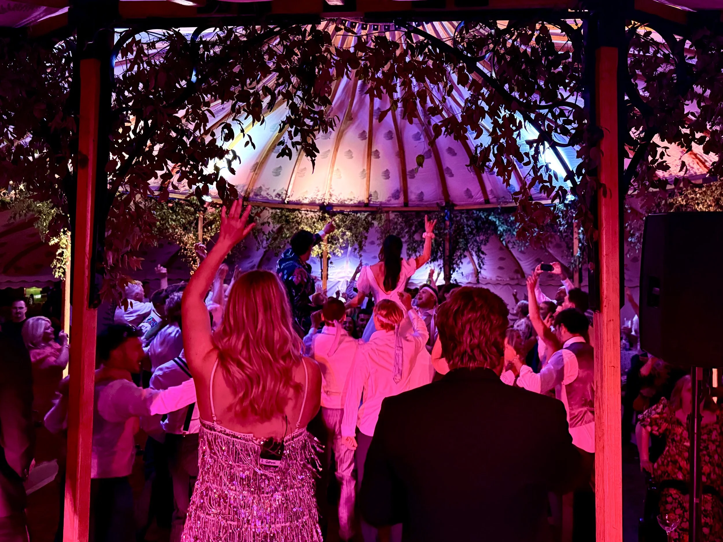 TempoEntertainment_SelhamWedding_Shoulders3.jpeg
