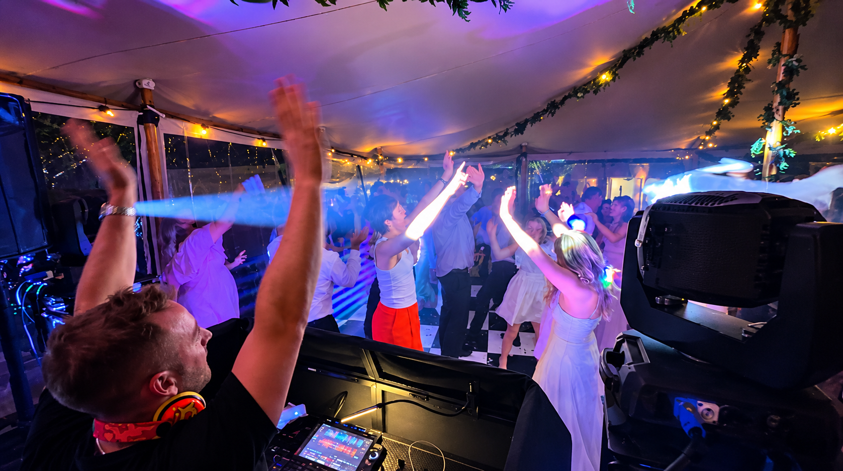 TempoEntertainment_MicklehamWeddingFullDancefloor.PNG