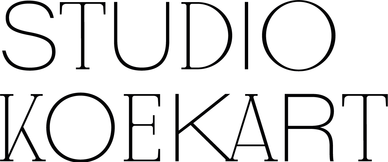 Ein schwarzes Logo mit der Aufschrift 'STUDIO KOEKART' in großen, dünnen Buchstaben