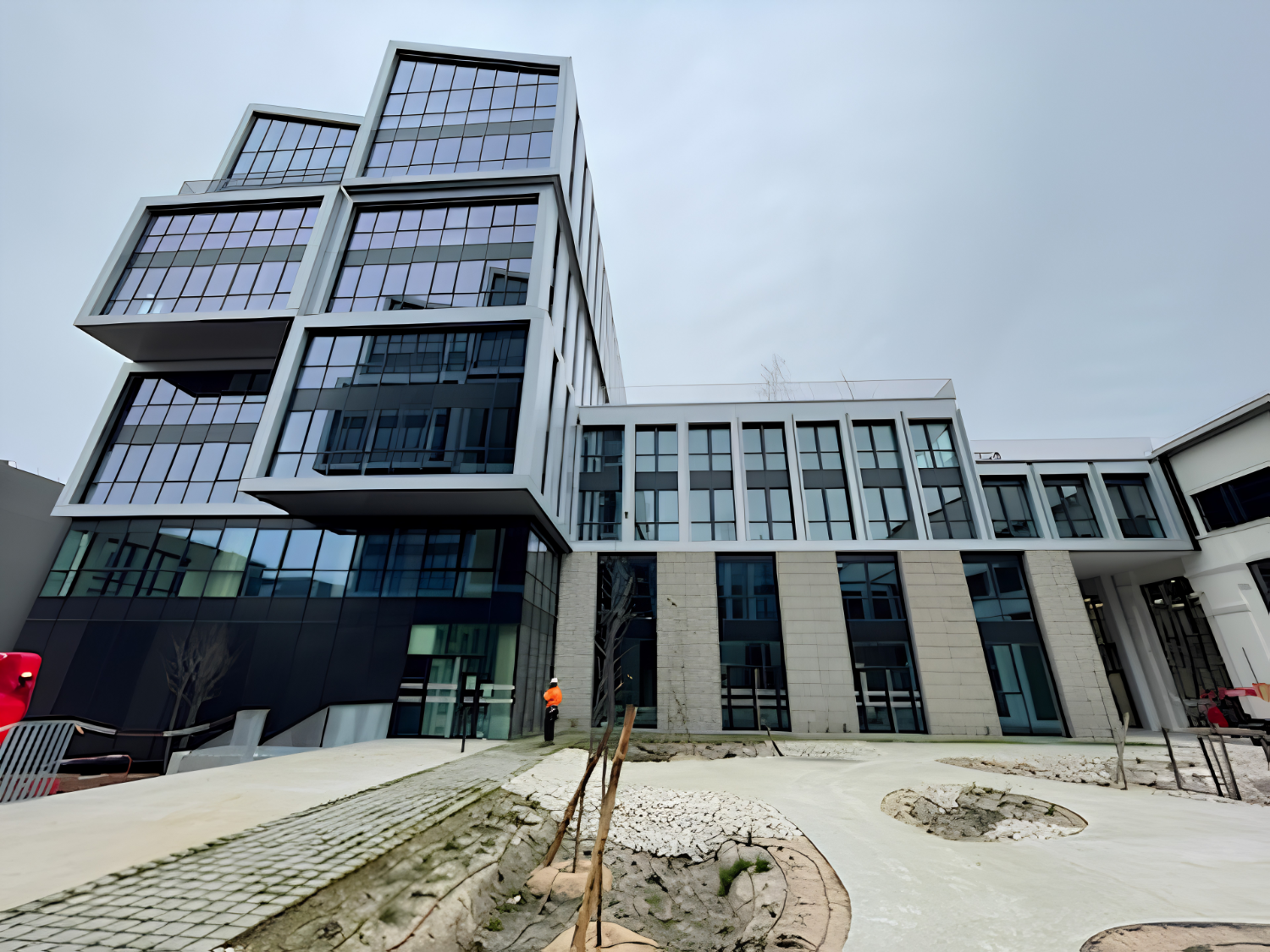 Façade terminée du chantier Universeine à Saint-Denis avec vitrages isolants techniques LÉPÉE Vitrage